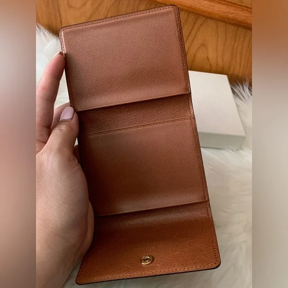Louis Vuitton Monogram Compact Wallet 😍🌺 - Picture 8 of 12